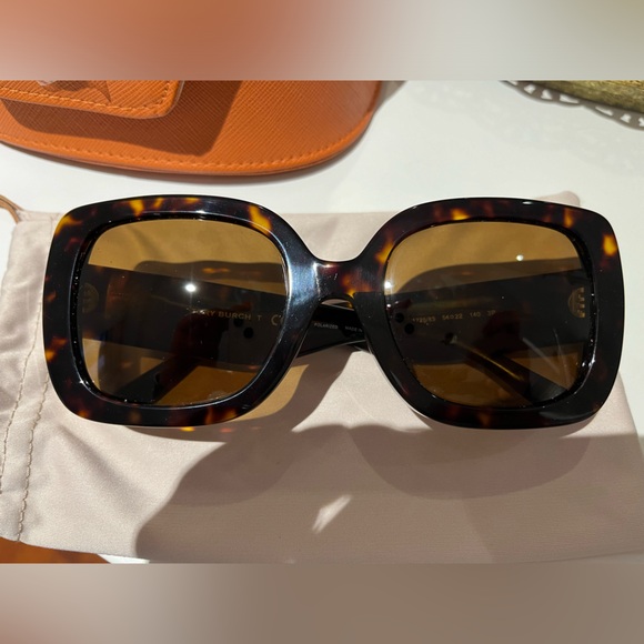 🤎Tory Burch Dark Tortoise Sunglasses🤎 - Picture 8 of 8